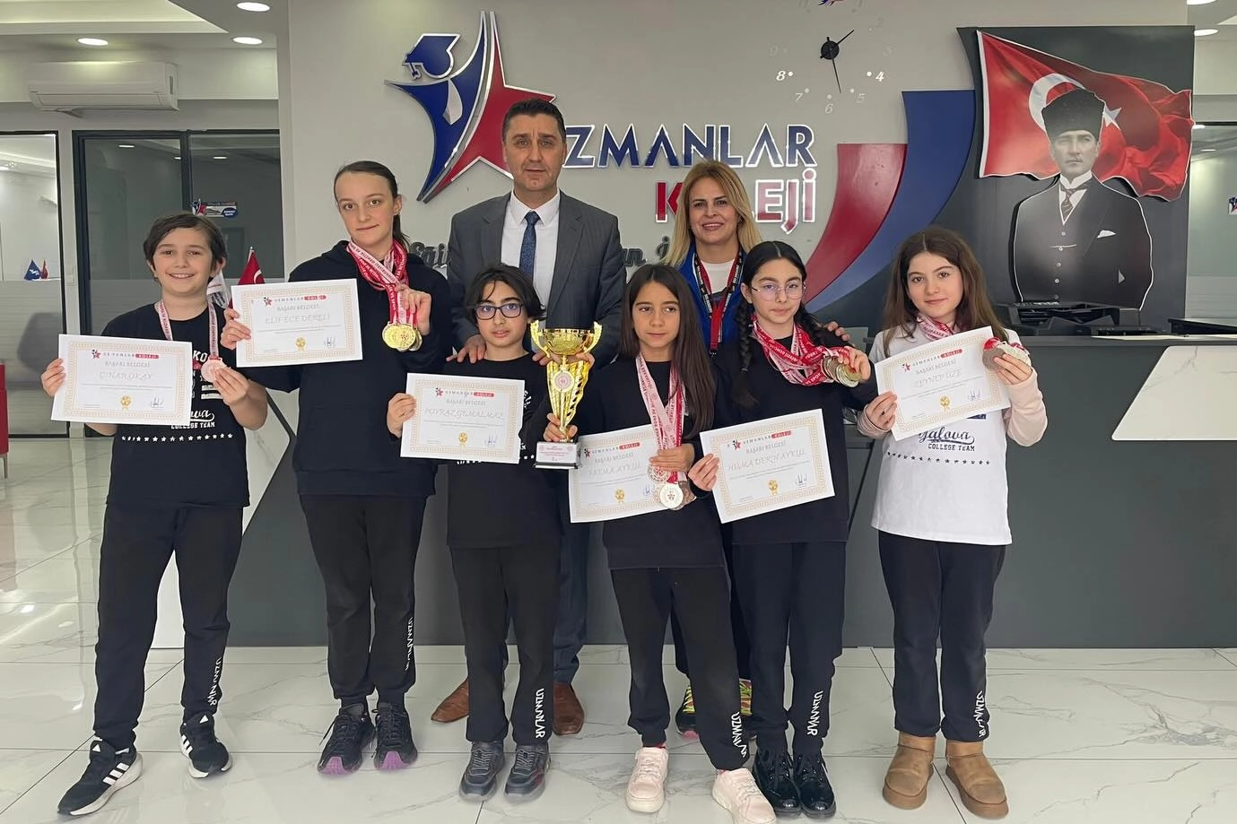 Uzmanlar Koleji’nden Yüzmede 20 Madalyalık Büyük Başarı